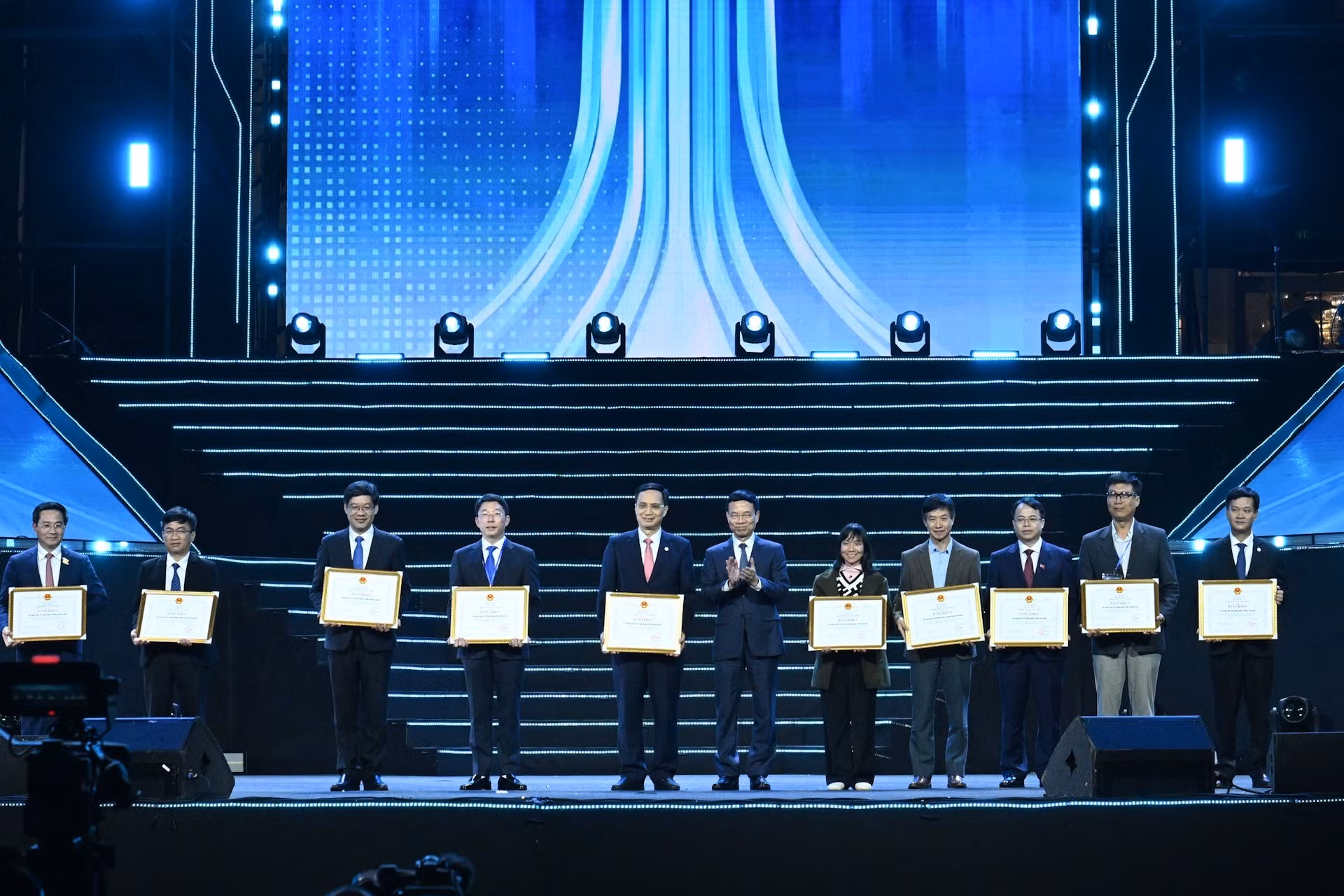 El ministro de Ciencia y Tecnología, Nguyen Manh Hung, otorga certificados de mérito a las 10 localidades más destacadas.