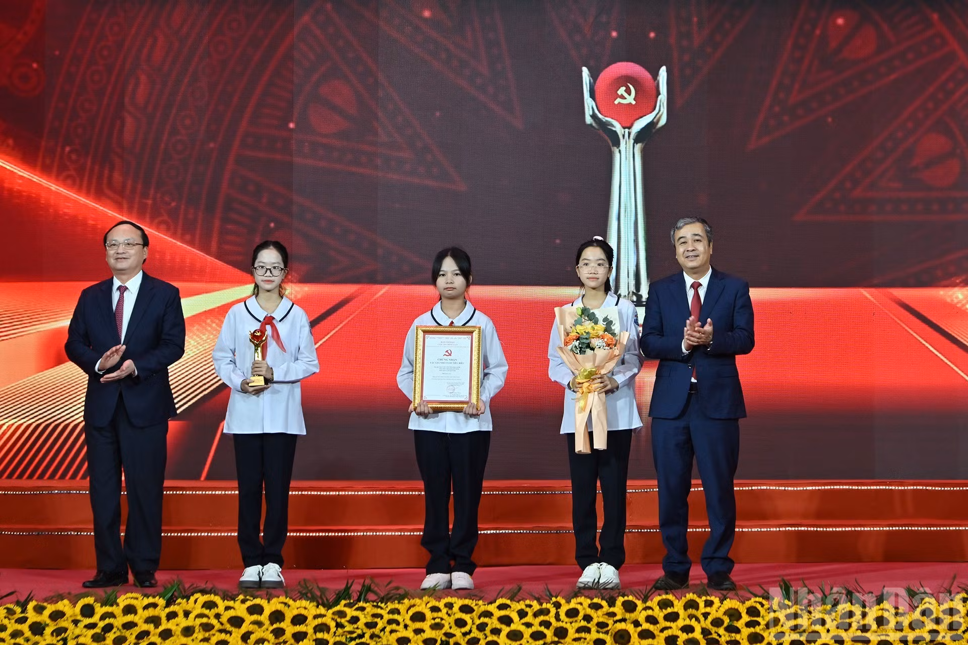 El subjefe de la Comisión de Propaganda, Educación y Movilización de Masas del Comité Central del PCV, Ngo Dong Hai, y el director general de la Voz de Vietnam, Do Tien Sy, entregan premios a los autores jóvenes más destacados. (Foto: VNA)