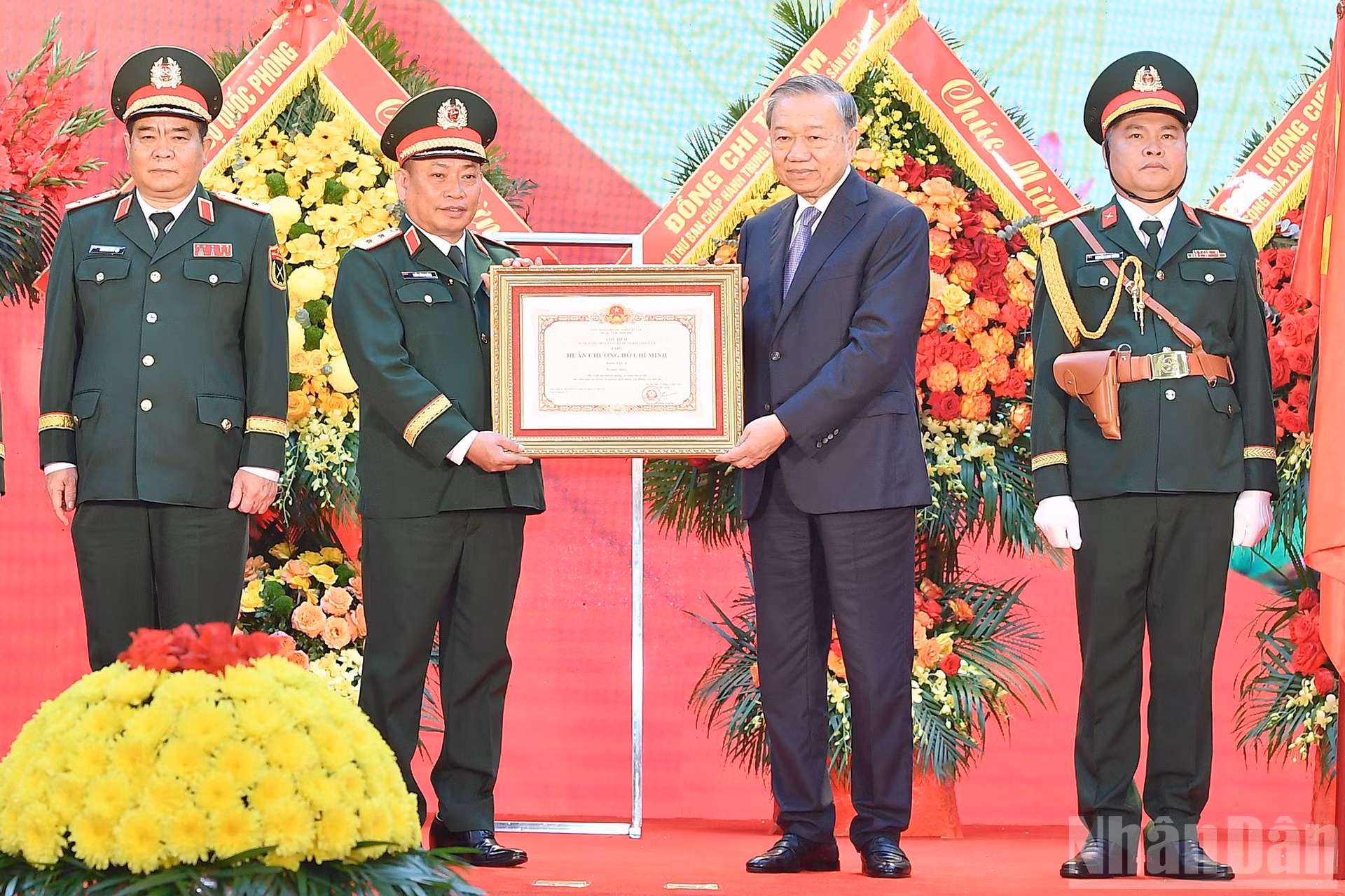 To Lam entrega la Orden de Ho Chi Minh al Departamento General II del Ministerio de Defensa.