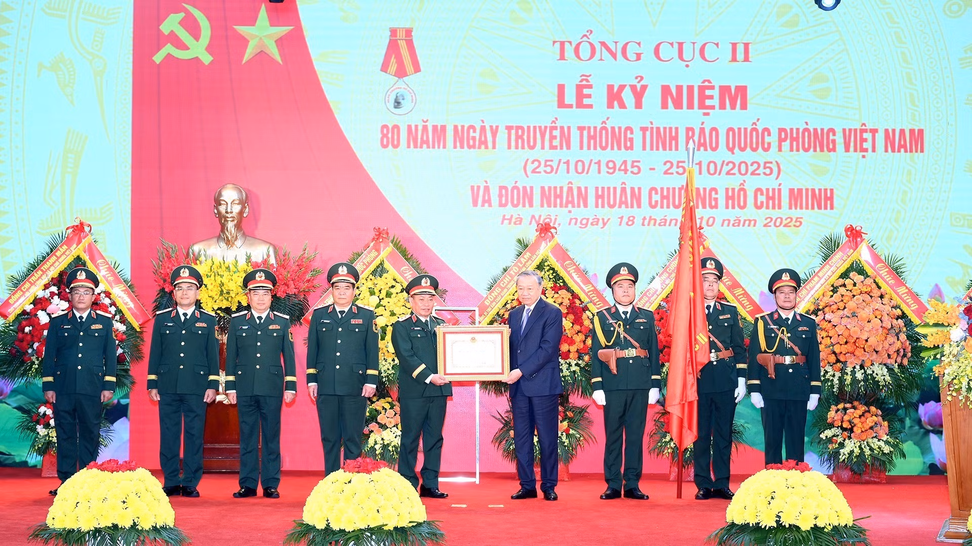 El secretario general del PCV y secretario de la Comisión Militar Central, To Lam, entrega la Orden de Ho Chi Minh al Departamento General II del Ministerio de Defensa.