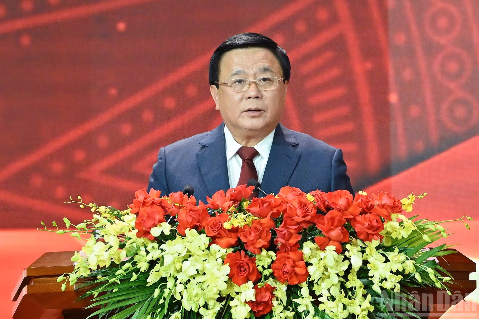 El miembro del Buró Político del PCV, director de la Academia Nacional de Política Ho Chi Minh, presidente del Consejo Teórico Central y jefe del Comité Directivo del concurso, Nguyen Xuan Thang, pronuncia un discurso en la ceremonia. (Foto: VNA)