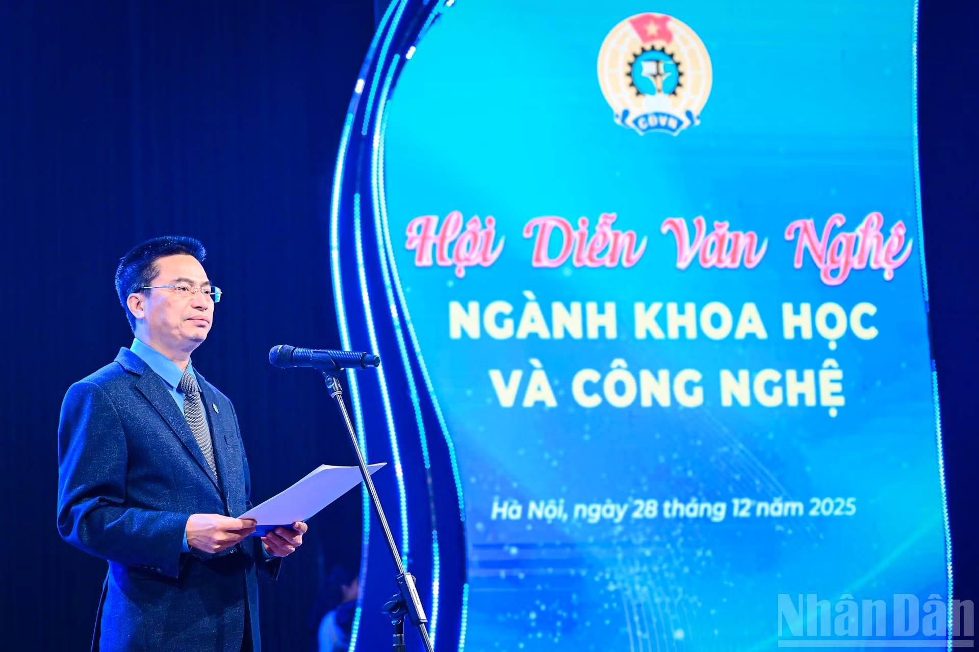 El vicepresidente permanente del Sindicato de Ciencia y Tecnología de Vietnam, Pham Quang Huong, pronuncia el discurso inaugural del programa.
