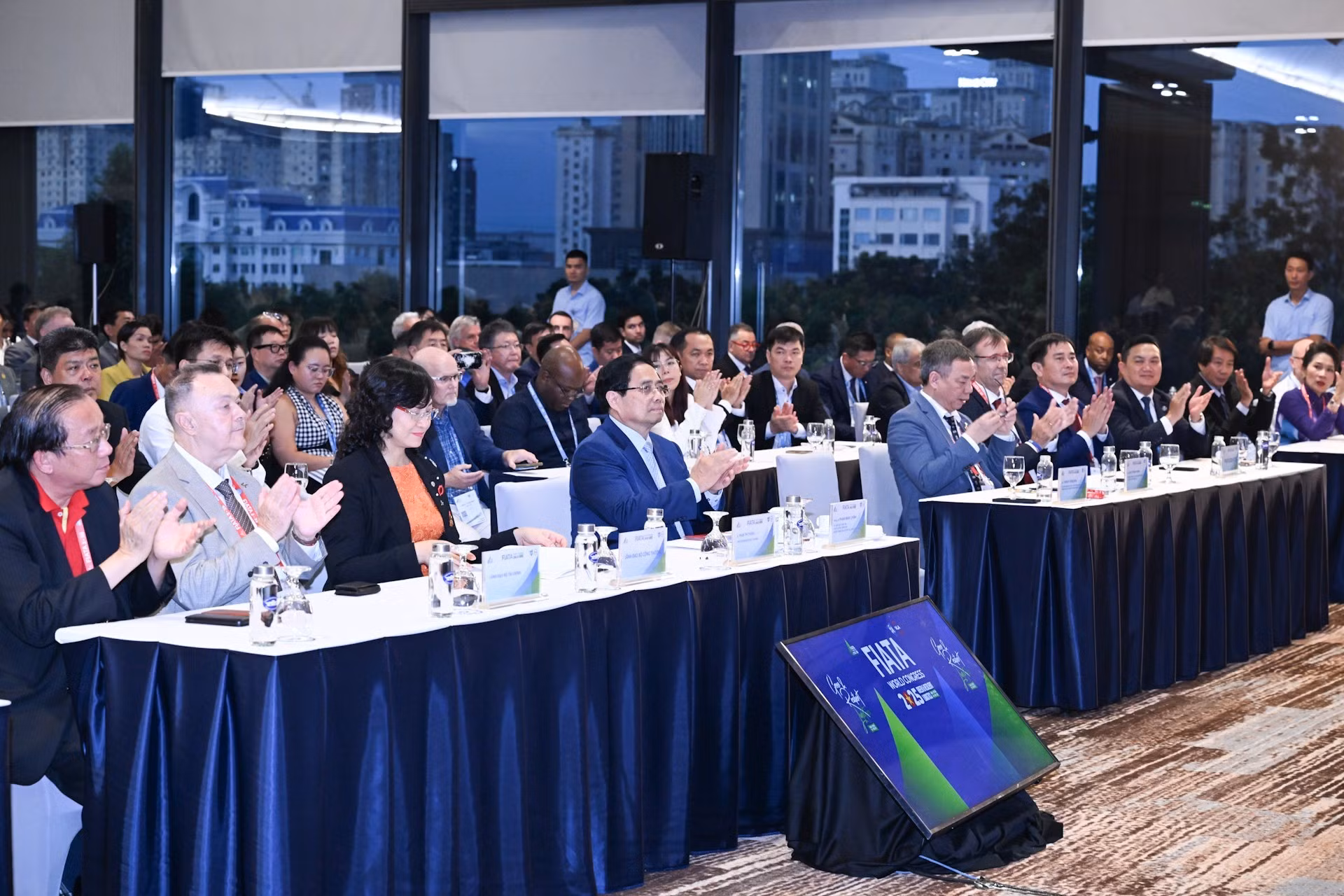 El premier Pham Minh Chinh y dirigentes de varios ministerios y sectores de Vietnam, junto con delegados nacionales e internacionales en el evento.