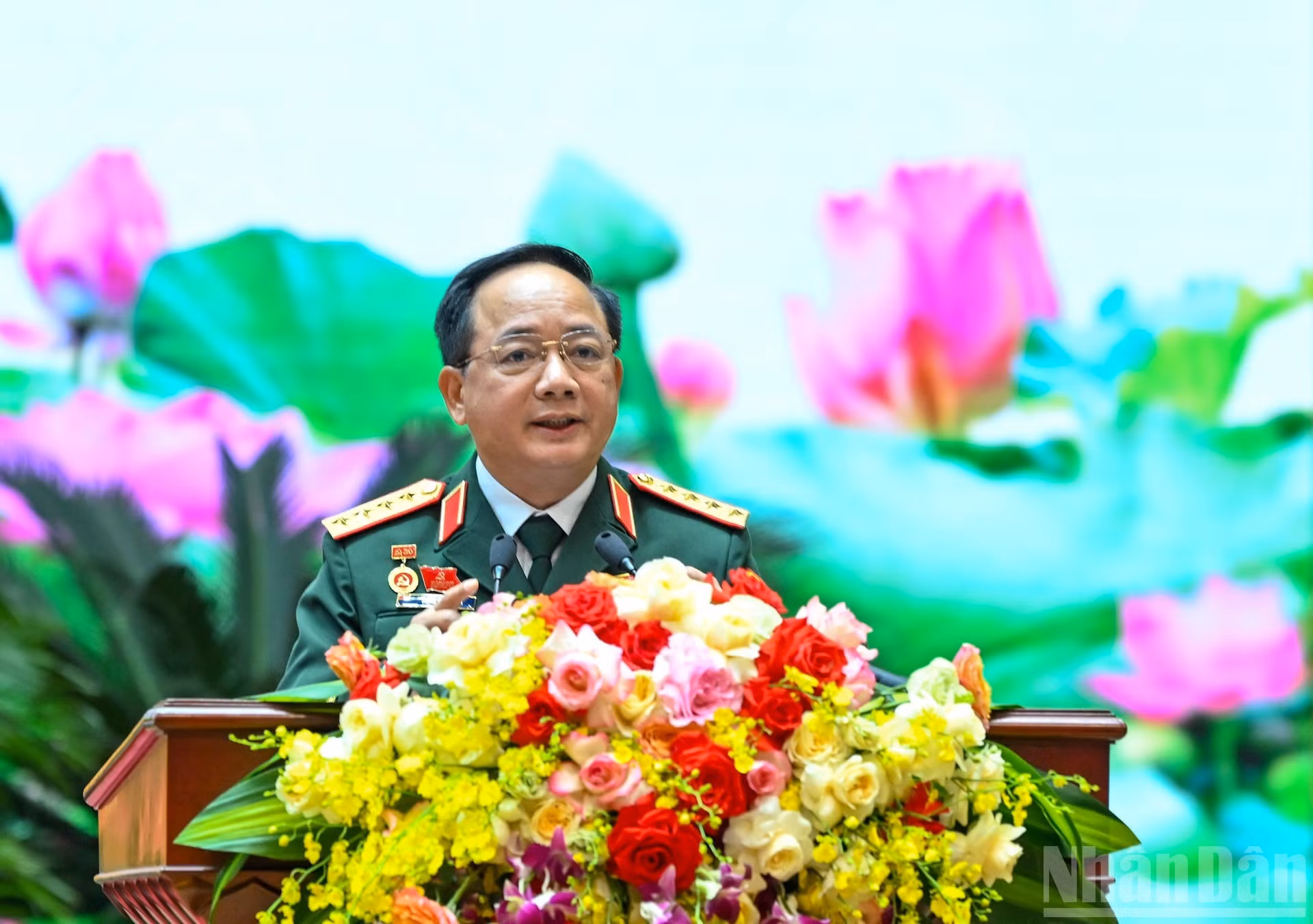 El general Trinh Van Quyet, jefe del Departamento General de Política del EPV, modera los debates de la sesión.