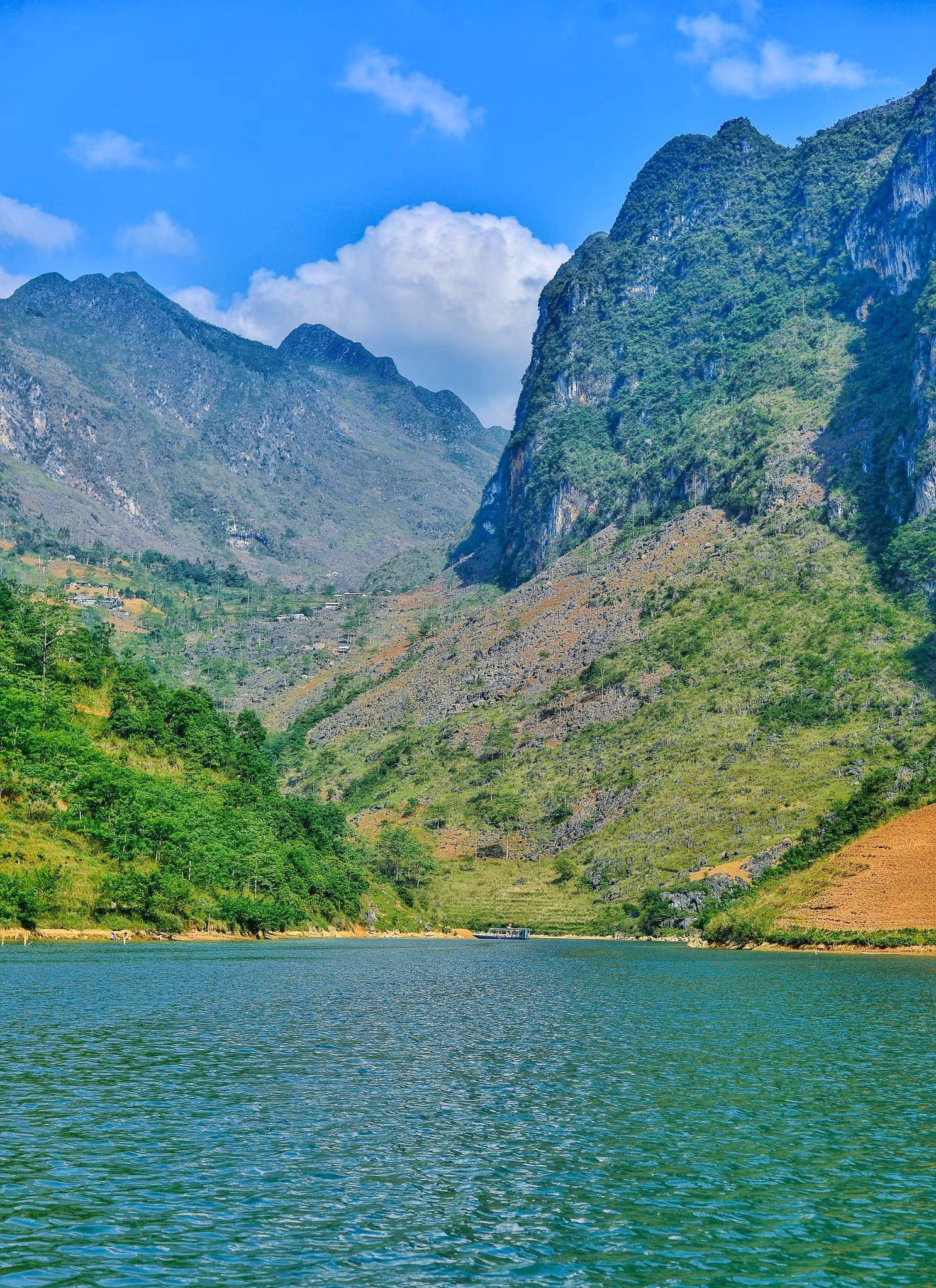 La tranquilidad de las aguas verde esmeralda contrasta con las altas paredes rocosas que lo rodean, creando una escena sobrecogedora y singular. (Foto: baoquangninh.vn)