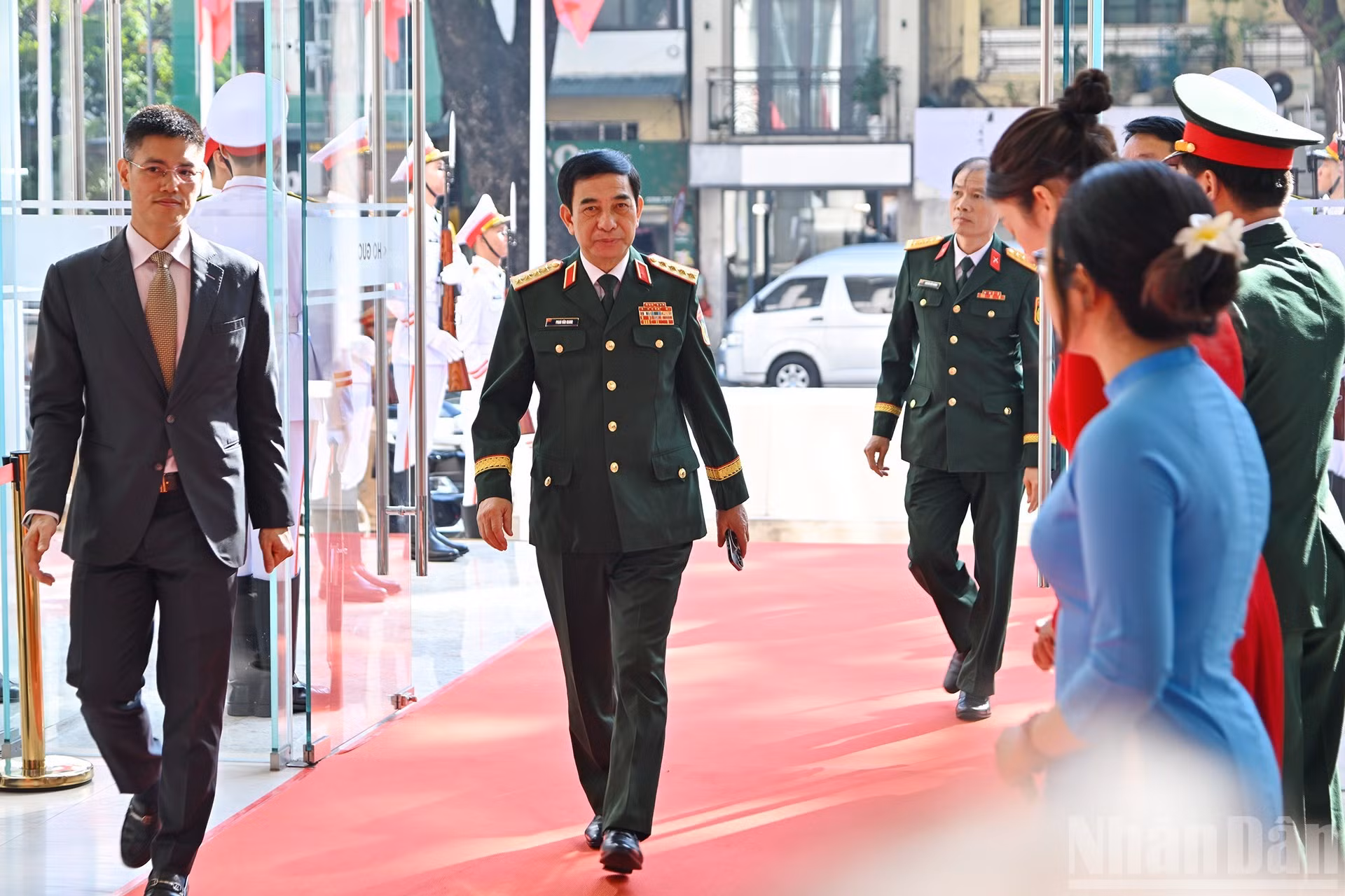 El ministro de Defensa Phan Van Giang asiste al acto.