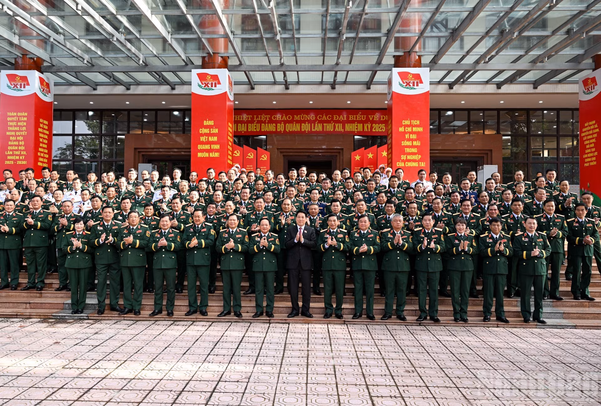 El presidente Luong Cuong se toma una foto de recuerdo con los asistentes a la XII Asamblea del Comité partidista del EPV.