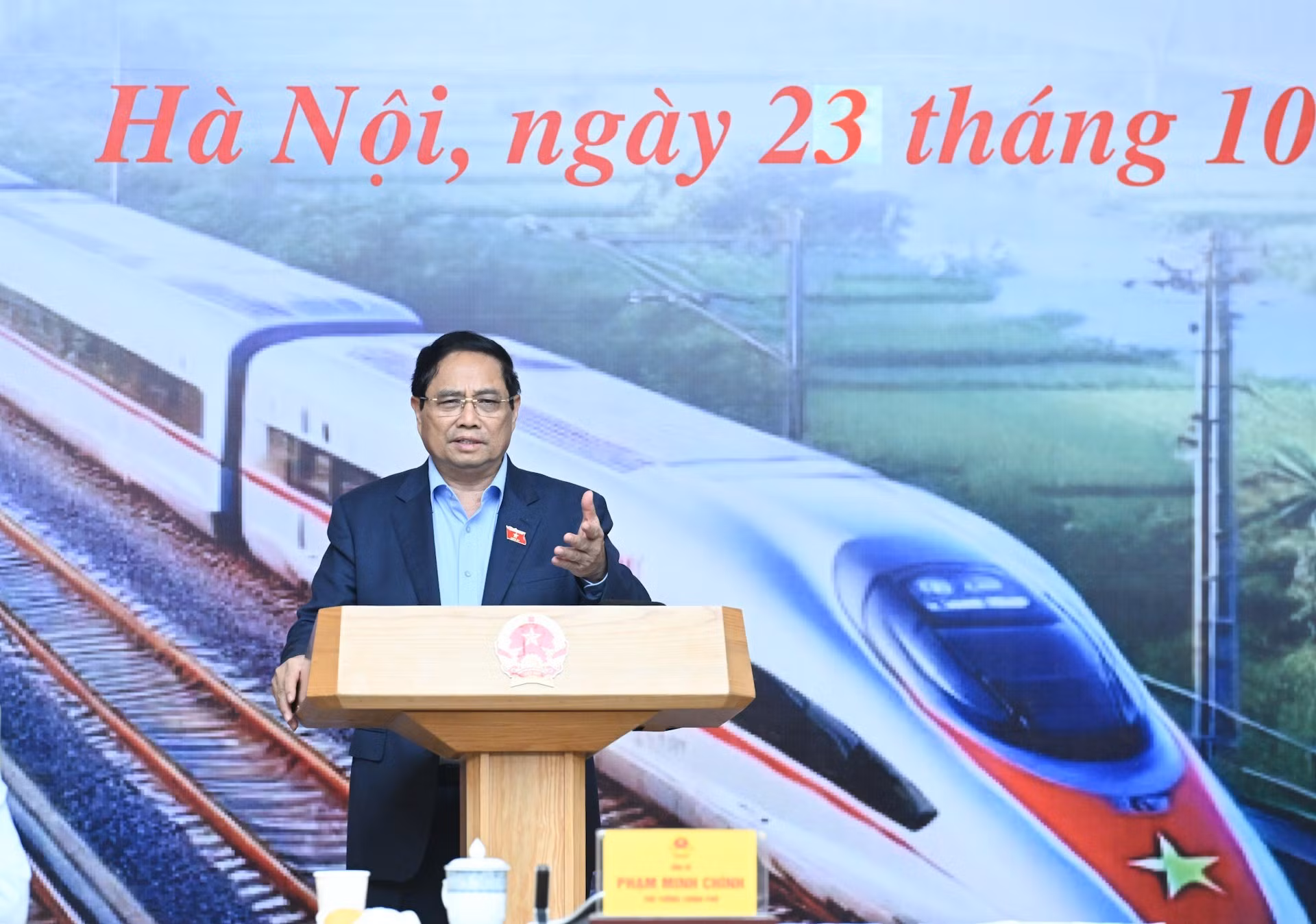 El primer ministro Pham Minh Chinh interviene en la reunión.