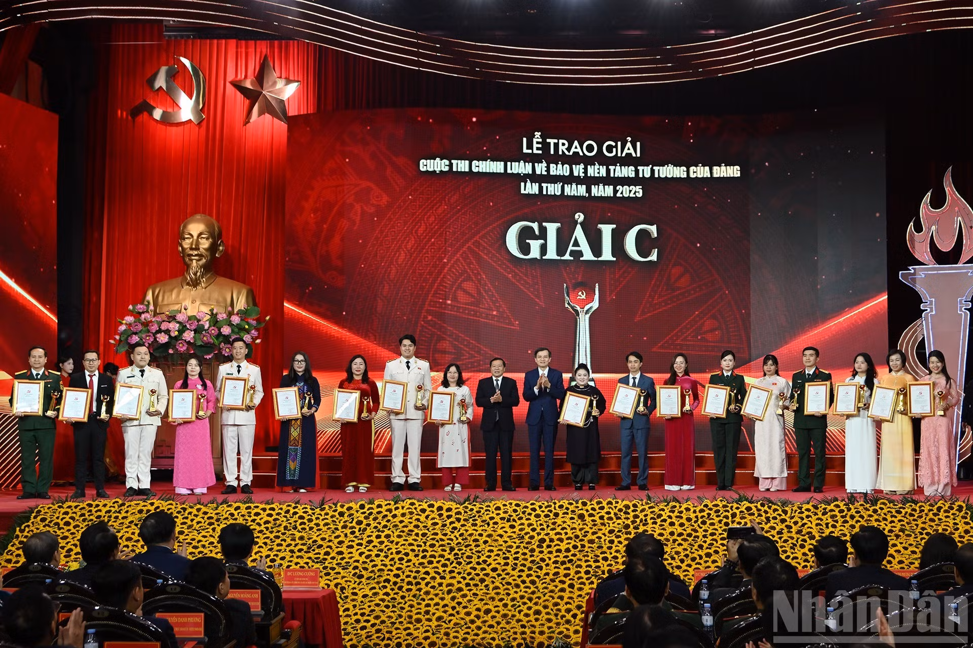 El subjefe permanente de la Comisión de Propaganda, Educación y Movilización de Masas del Comité Central del PCV, Lai Xuan Mon, y el subdirector permanente de la Academia Nacional de Política Ho Chi Minh, Doan Minh Huan, entregan los premios C a los autores y grupos de autores galardonados. (Foto: VNA)