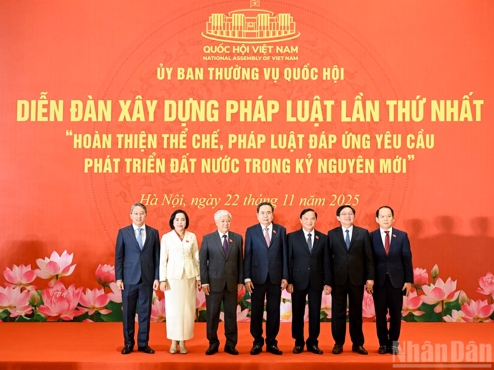 El presidente del Parlamento, Tran Thanh Man, y los delegados en el foro.
