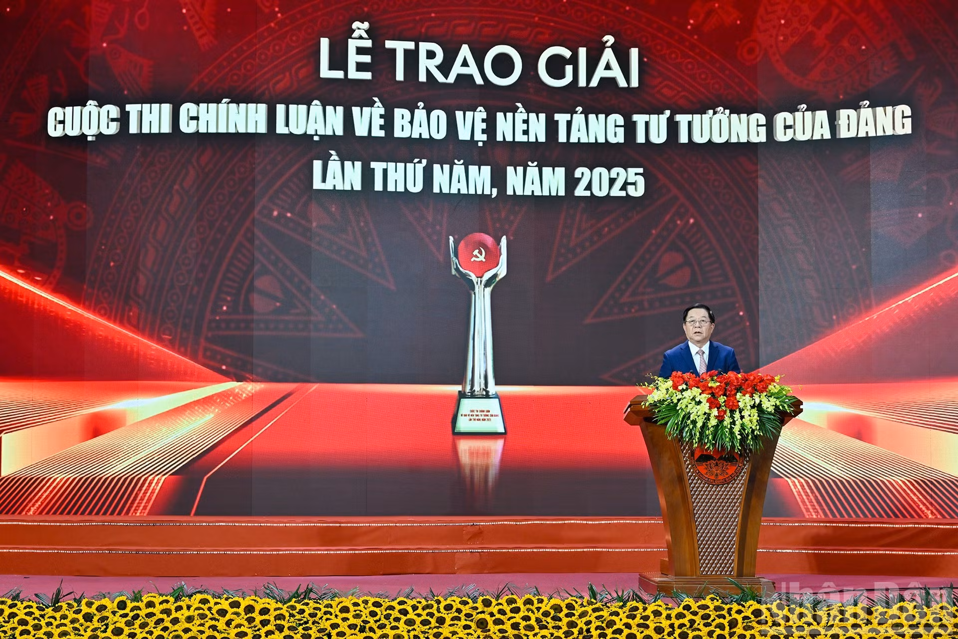 El miembro del Buró Político, secretario del Comité Central del PCV, jefe de su Comisión de Propaganda, Educación y Movilización de Masas y subjefe del Comité Directivo del concurso, Nguyen Trong Nghia, pronuncia el discurso de clausura. (Foto: VNA)