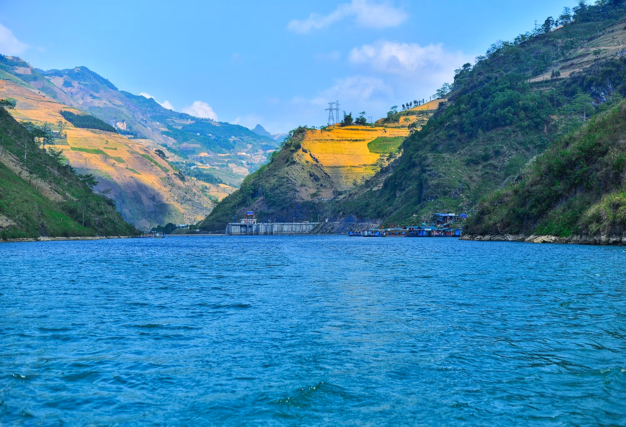 En 2012, la puesta en funcionamiento de las centrales hidroeléctricas sobre el río Nho Que dio lugar a una amplia zona de embalse, lo que facilitó el acceso y la exploración del barranco de Tu San. (Foto: baoquangninh.vn)