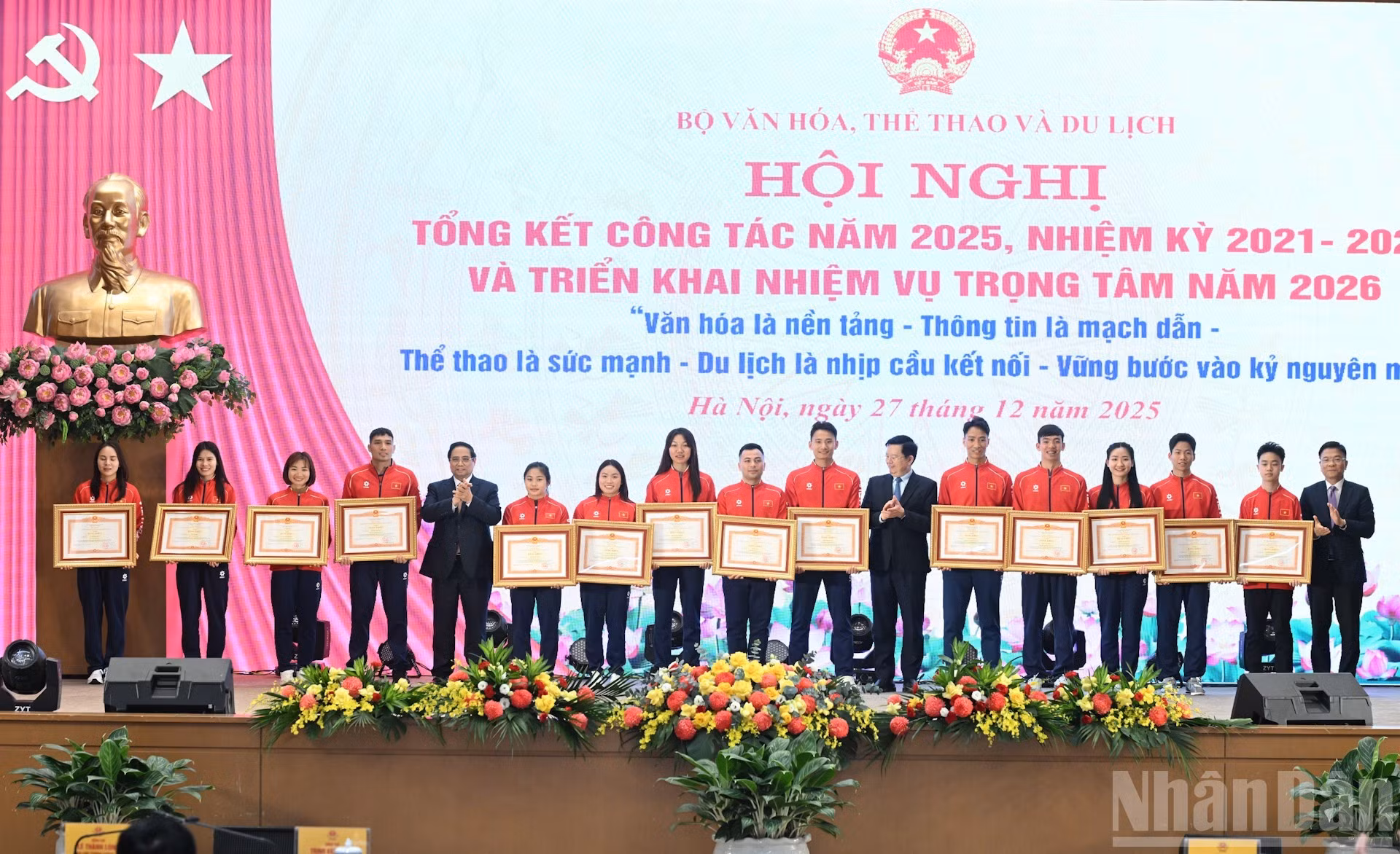 El primer ministro Pham Minh Chinh y los viceprimeros ministros Le Thanh Long y Mai Van Chinh entregan certificados de mérito del Primer Ministro a atletas con logros destacados en los Juegos Deportivos del Sudeste Asiático.