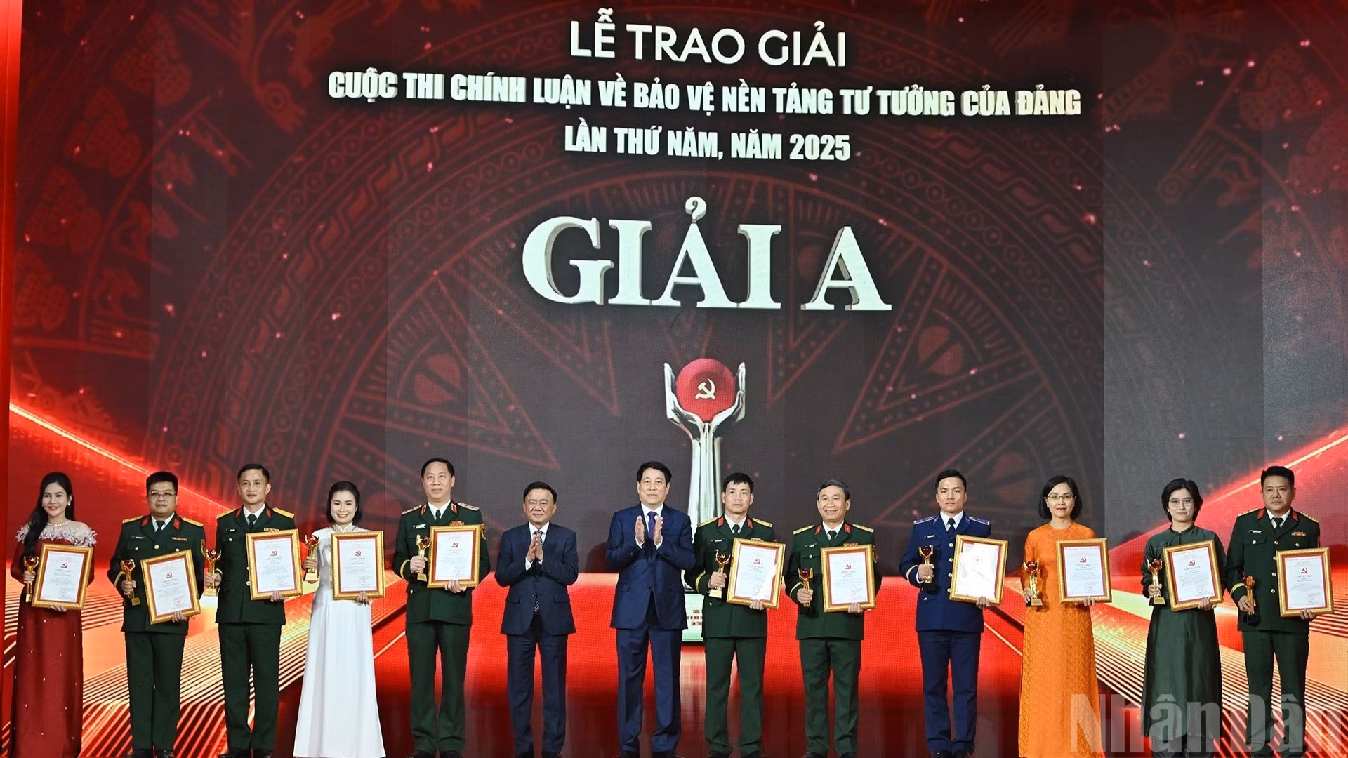 El presidente Luong Cuong y el miembro permanente del Secretariado del Comité Central del PCV, Tran Cam Tu, entregan los premios A a los autores y grupos de autores galardonados. (Foto: VNA)