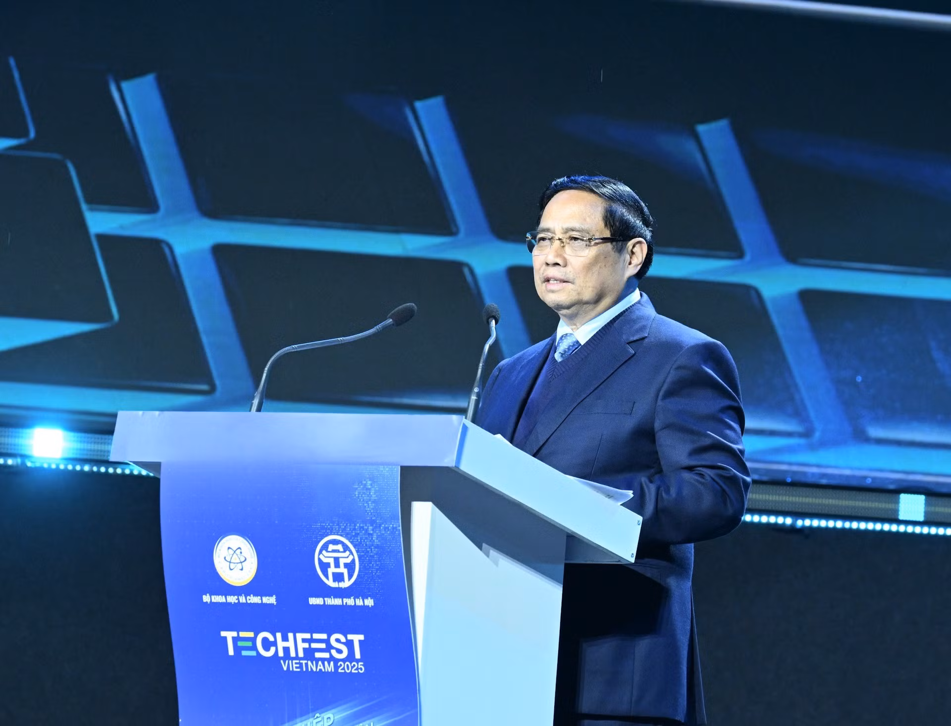 El primer ministro Pham Minh Chinh pronuncia un discurso en el acto.