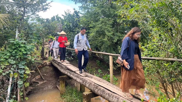…y cruzan puentes de troncos de coco sobre los canales del jardín.