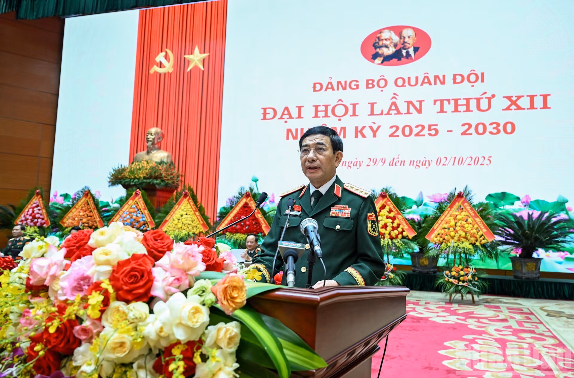 El general Phan Van Giang, ministro de Defensa, interviene en la sesión.