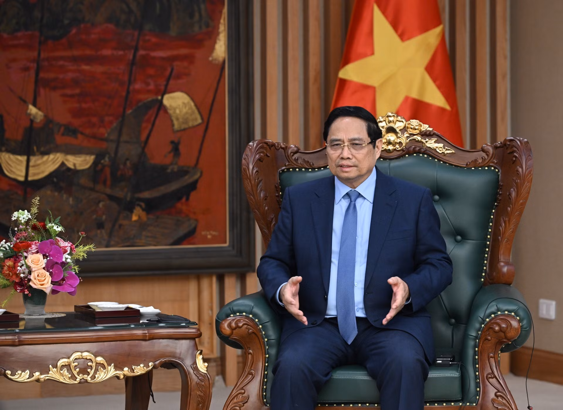 El primer ministro Pham Minh Chinh interviene en el encuentro con el presidente y director general ejecutivo del grupo Mitsui, Hori Kenichi.