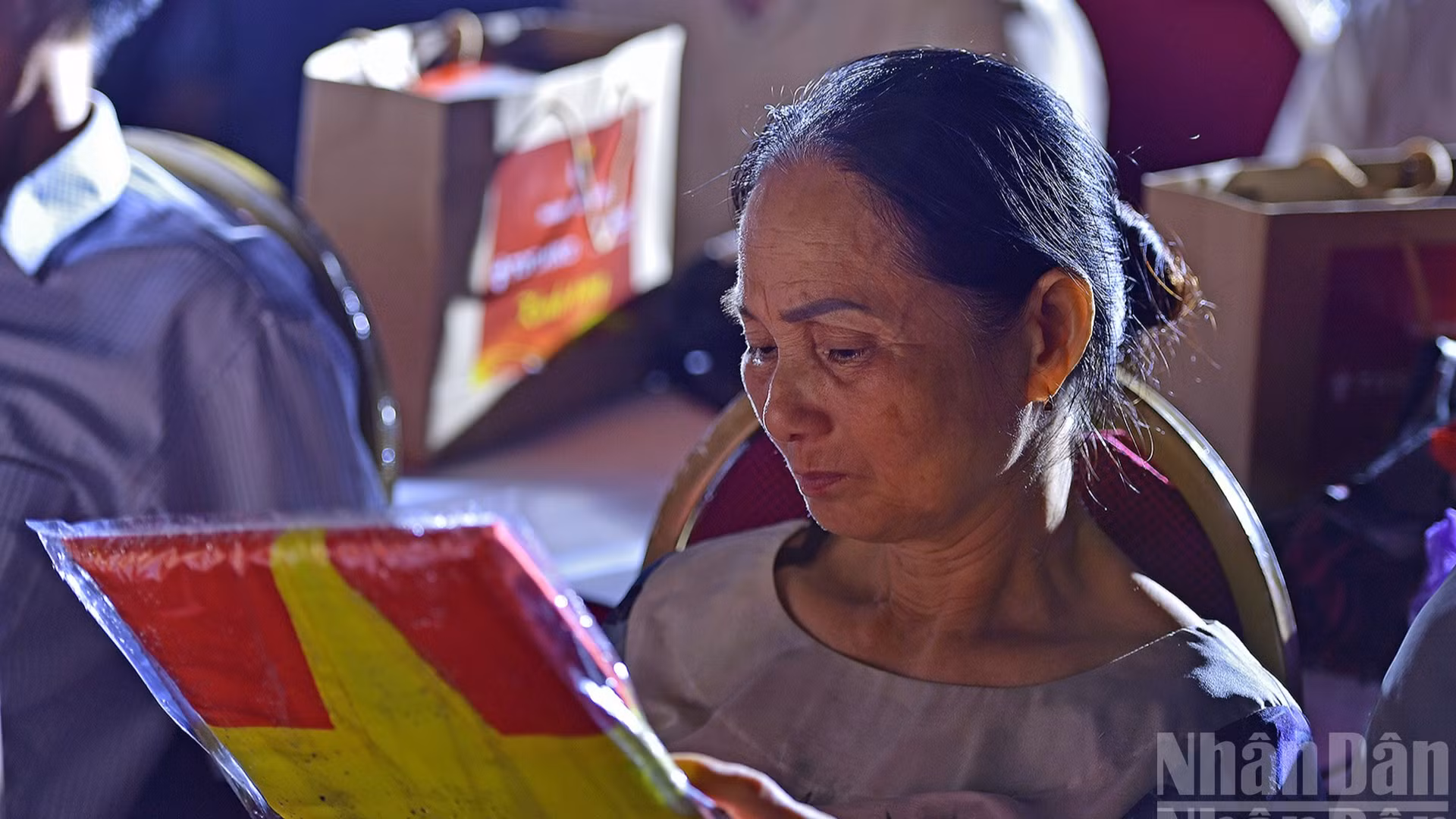 [Foto] Momento conmovedor al entregar retratos de 78 mártires a sus familias