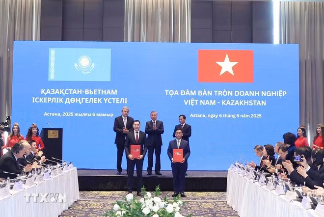 El secretario general del Partido Comunista de Vietnam, To Lam, presencia la firma de un acuerdo de cooperación entre VietjetAir y Qazaq Air. (Foto: VNA)