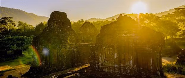 Las antiguas ruinas de Champa aparecen en el video promocional.