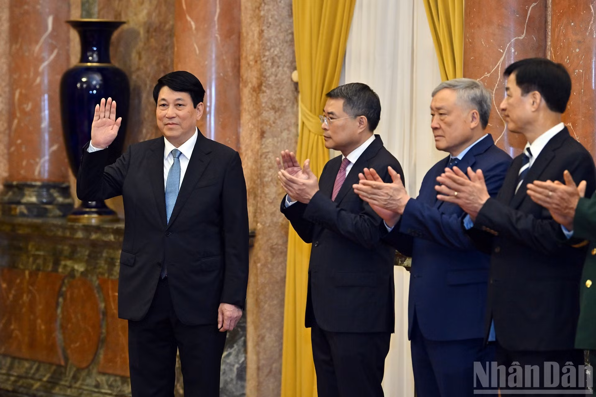 El presidente vietnamita, Luong Cuong, y los delegados en la ceremonia.