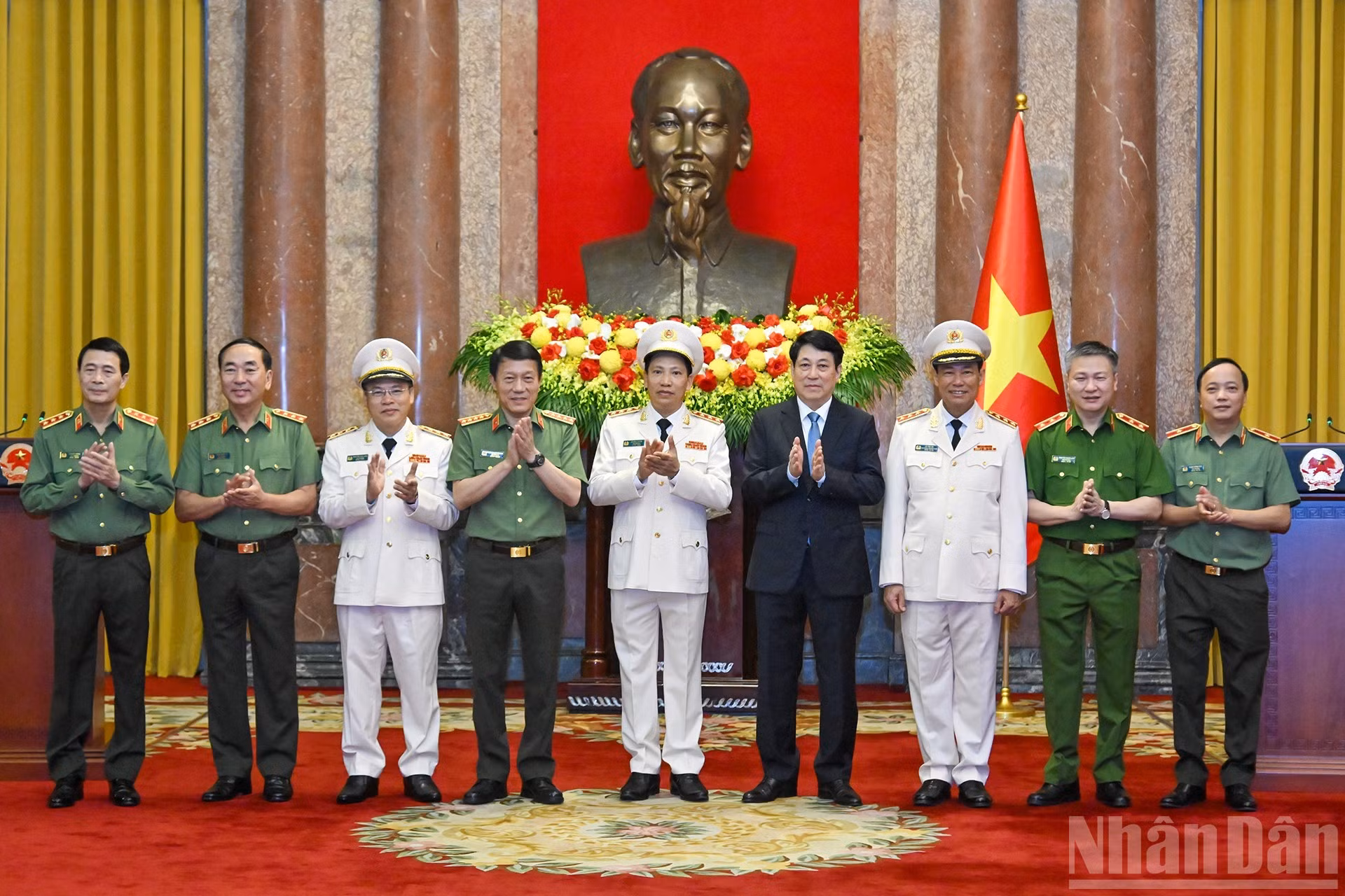 El presidente vietnamita, Luong Cuong, y dirigentes del Ministerio de Seguridad Pública felicitan a Le Tan Toi, Le Van Tuyen y Nguyen Van Long.