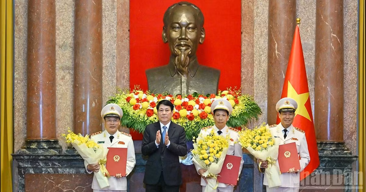 [Foto] Presidente vietnamita entrega decisión de ascenso al rango de teniente general a dirigentes del Ministerio de Seguridad Pública