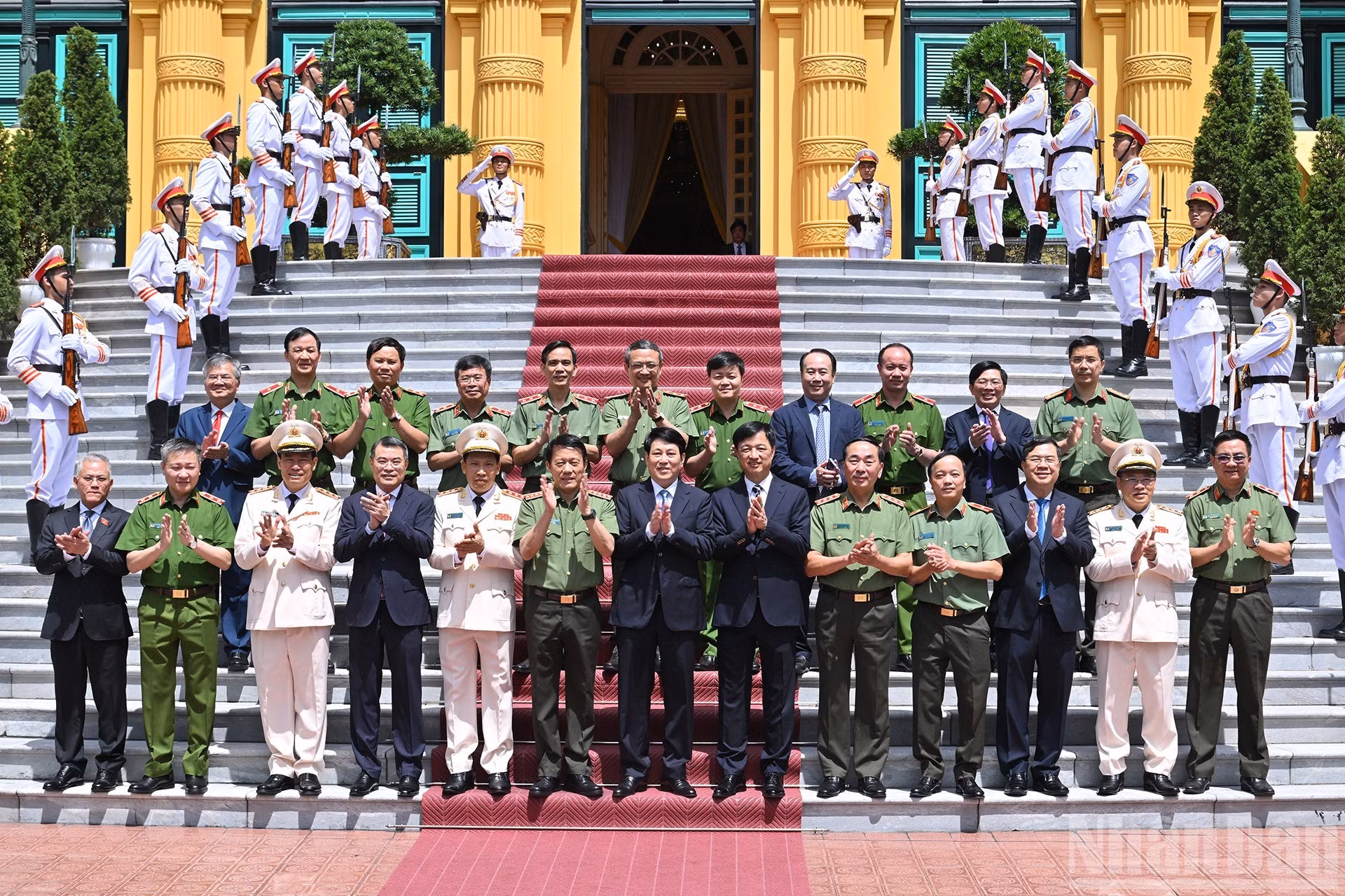 El presidente vietnamita, Luong Cuong, y los delegados en la ceremonia.