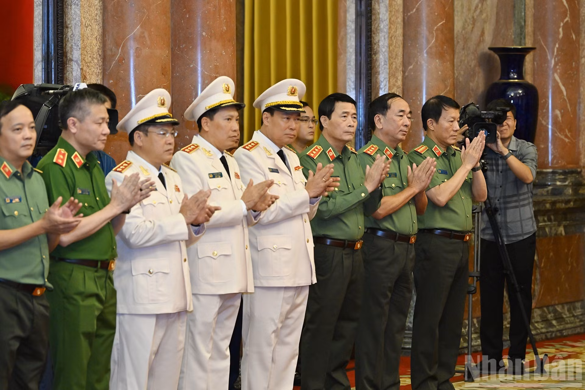 El ministro de Seguridad Pública, Luong Tam Quang, y dirigentes de su cartera en la ceremonia.