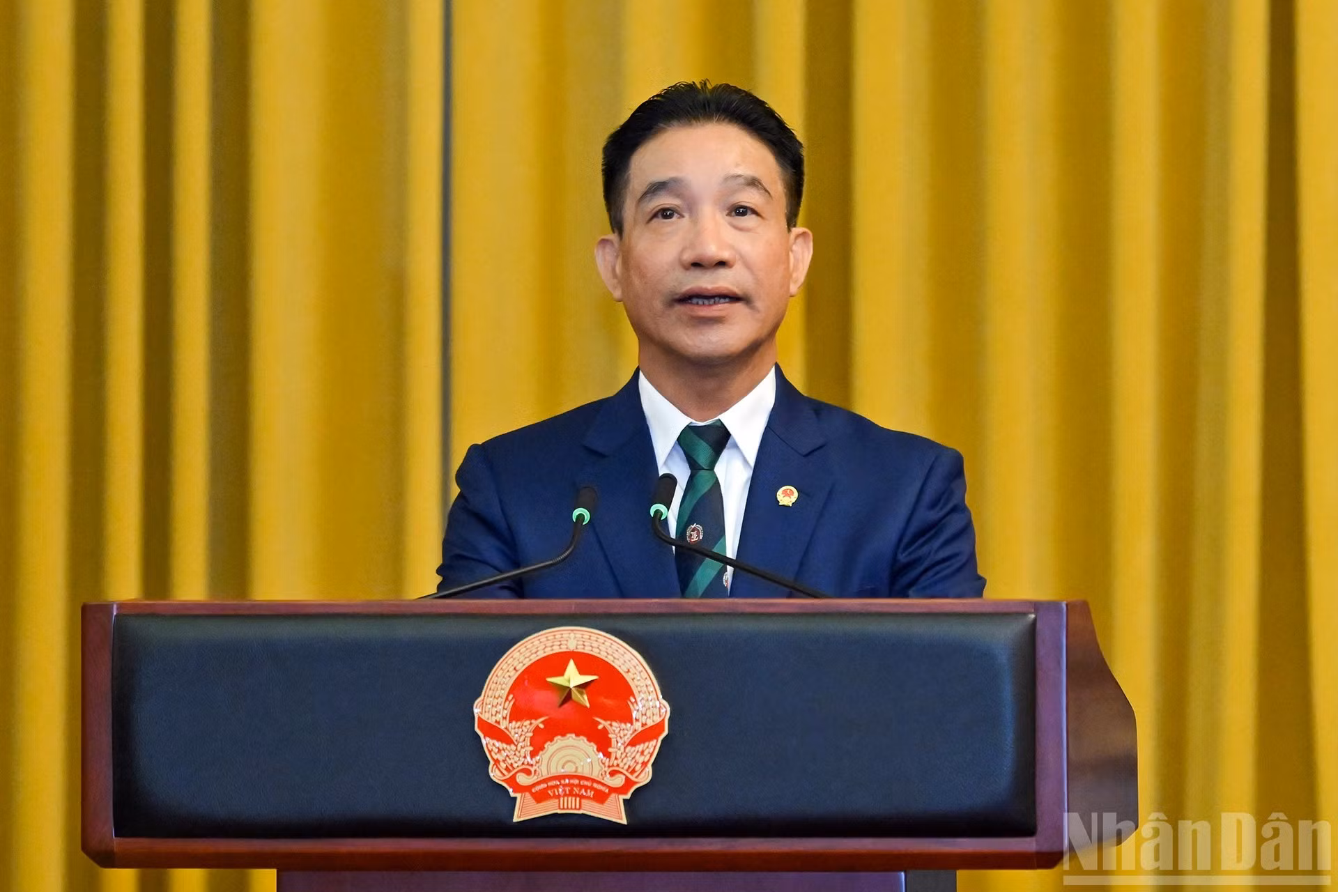 El subjefe de la Oficina Presidencial, Pham Thanh Ha, anuncia la decisión del presidente de Vietnam de ascender a los viceministros de Seguridad Pública de generales de división a tenientes generales.