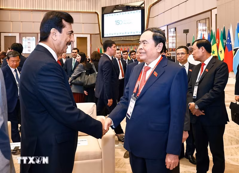 El presidente de la ANV, Tran Thanh Man, y otros delegados en la ceremonia inaugural de la IPU-150 en Tashkent, Uzbekistán. (Foto: VNA)