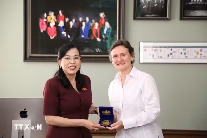 La miembro del Comité Central del Partido y jefa de la Comisión de Ciencia, Tecnología y Medio Ambiente de la Asamblea Nacional de Vietnam, Nguyen Thanh Hai, entrega un obsequio a la profesora Irene Tracey, vicerrectora de la Universidad de Oxford. (Foto: VNA)