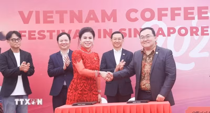 Representantes de la empresa vietnamita King Coffee y la Federación Empresarial Internacional (IBF) firman un memorando de entendimiento de cooperación. (Foto: VNA)