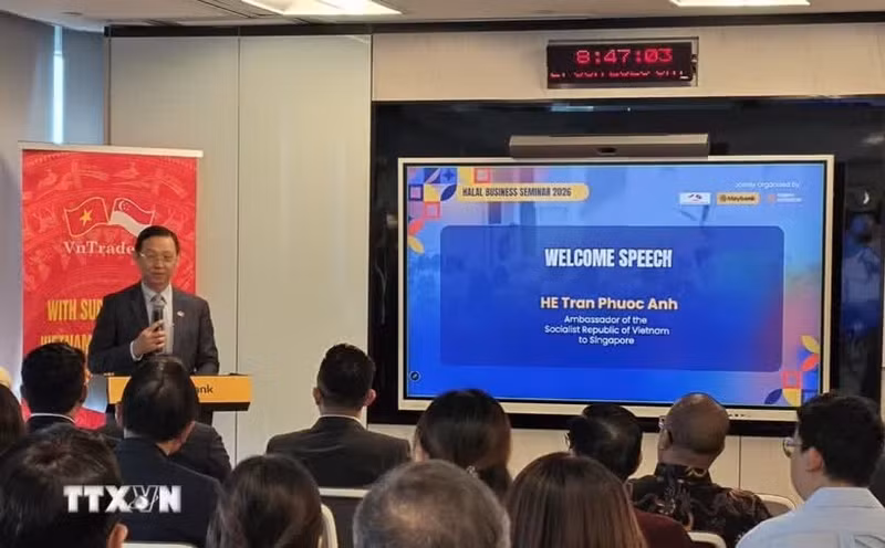 El embajador de Vietnam en Singapur, Tran Phuoc Anh, habla en el evento (Foto: VNA)