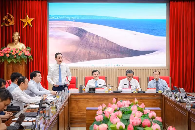 Tran Hong Thai, miembro del Comité Central del Partido, vicejefe de su Comisión de Políticas y Estrategias y presidente de la Academia de Ciencia y Tecnología de Vietnam, interviene en el evento.