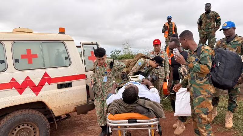 El Hospital de campaña de nivel 2 de Vietnam salva con éxito a un paciente en estado crítico en Sudán del Sur.