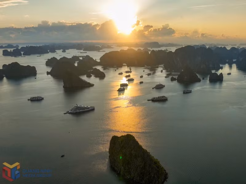 Ya sea de día o al caer el atardecer, los turistas nunca olvidan los momentos espléndidos pasados en la bahía.