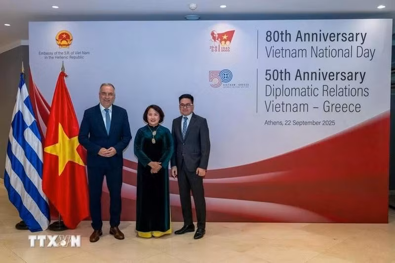 La embajadora Pham Thi Thu Huong y el viceministro de Desarrollo de Grecia, Stavros Kalafatis. (Foto: VNA)