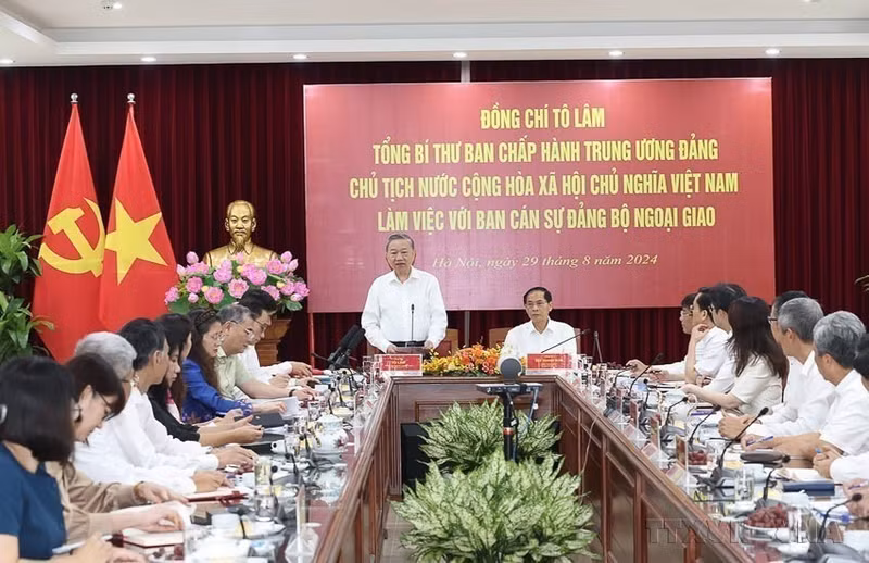 El secretario general del Partido Comunista y presidente de Vietnam, To Lam, sostuvo en encuentro de trabajo con el Comité del Partido del Ministerio de Relaciones Exteriores en la implementación de la política exterior del XIII Congreso Nacional del Partido y el desarrollo del sector diplomático (Hanói, 29 de agosto de 2024). (Foto: VNA)