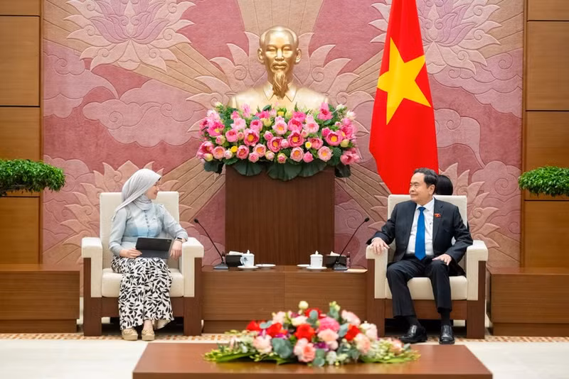 El presidente de la Asamblea Nacional de Vietnam, Tran Thanh Man, recibe a la secretaria general de la Asamblea Interparlamentaria de la Asean, Siti Rozaimeriyanty Dato Haji Abdul Rahman (Foto: Nhan Dan)