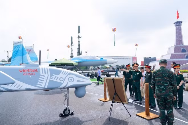 Funcionarios de Viettel visitan la exposición (Foto: VNA)