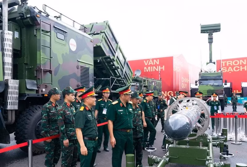 Vietnam exhibe equipos militares modernos en Exposición de Logros Nacionales