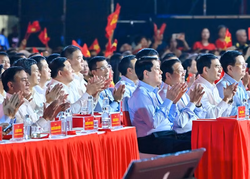 El presidente Luong Cuong y otros dirigentes del Partido y del Estado asisten al programa en la sede de Hanói. (Foto: Nhan Dan)