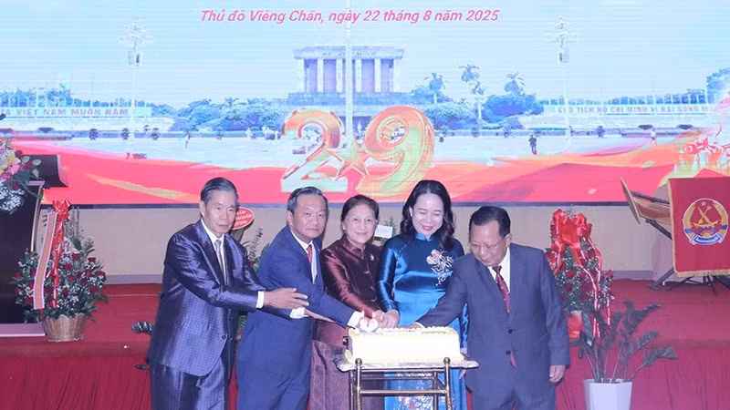 La vicepresidenta de Vietnam, Vo Thi Anh Xuan, y su homóloga laosiana, Pany Yathotou, y otros delegados, cortan un pastel para celebrar el 80º aniversario del Día Nacional de Vietnam. (Foto: VNA)