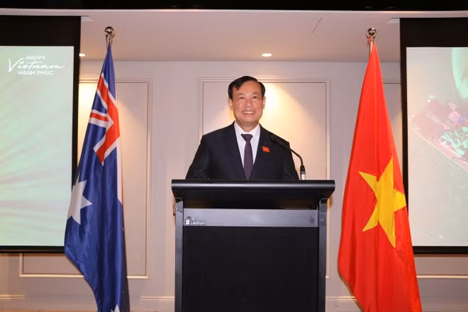 El coronel general Le Tan Toi, jefe de la Comisión de Defensa, Seguridad y Relaciones Exteriores de la Asamblea Nacional de Vietnam, habla en el evento. (Foto: VNA)