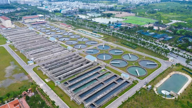 Ubicada en una superficie de aproximadamente 13,8 hectáreas, la planta de tratamiento de aguas residuales de Yen Xa operará en su primera fase con una capacidad de 180 mil metros cúbicos por 24 horas.