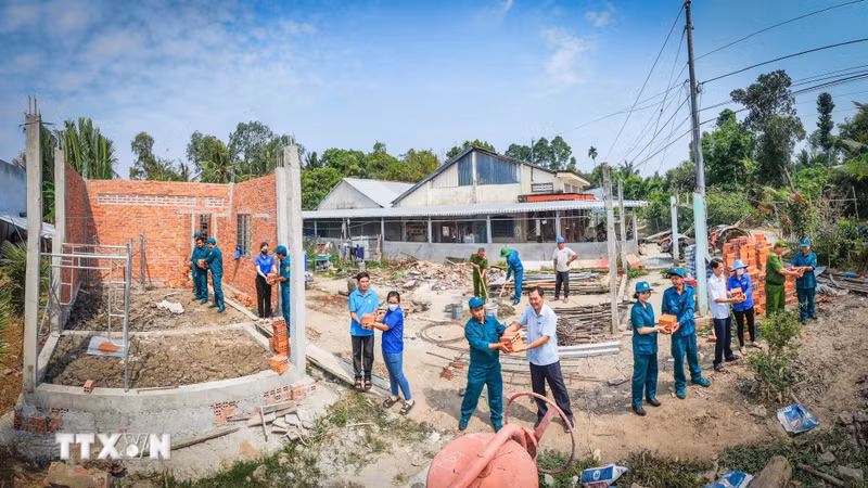 Vietnamitas uniéndose para eliminar casas temporales y deterioradas. (Foto: VNA)