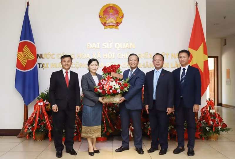 El Ministerio de Finanzas de Laos y el Comité de Cooperación Laos-Vietnam entregan flores al embajador vietnamita en Vientián, Nguyen Minh Tam, para felicitarlo por el 80º Día Nacional de Vietnam. (Foto: VNA)