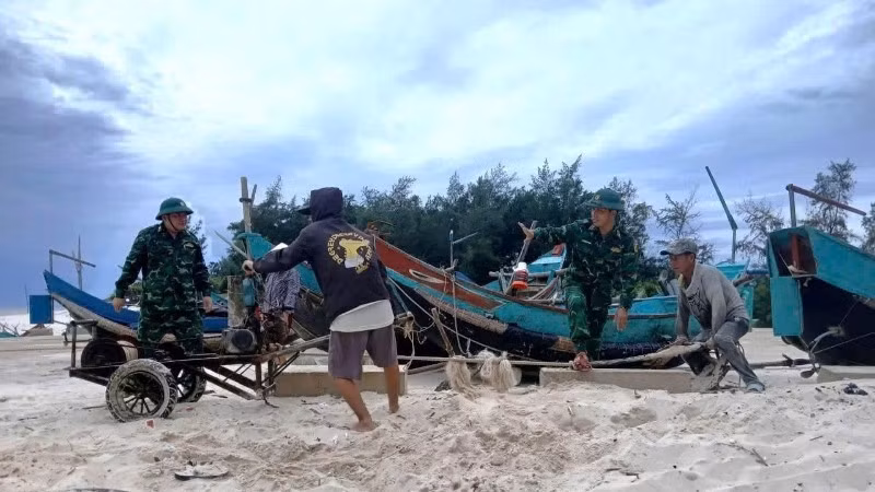Varias localidades vietnamitas suspenden el turismo de playa ante la amenaza del tifón Kajiki